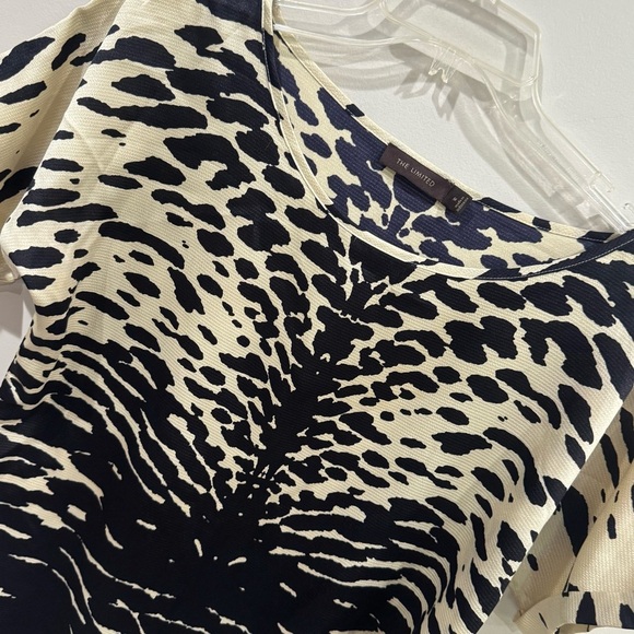 The limited flowy printed gold/ black/ blue dressy top ❤️ - Picture 3 of 8